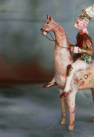 POSTAĆ KARNAWAŁOWA NA KONIU