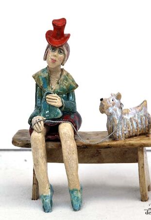 ŁAWECZKA Z BIAŁYM PSEM