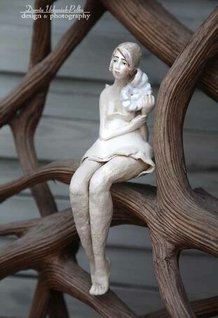 DZIEWCZYNA Z BIAŁĄ MUSZLĄ