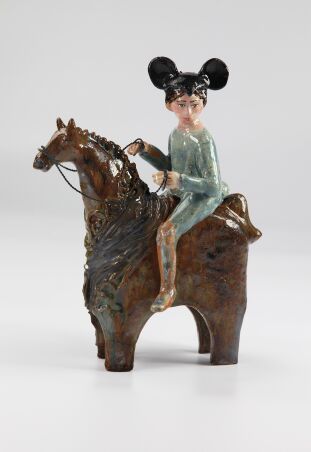 MYSZ JO NA BRĄZOWYM KONIU W DOWOLNEJ INTERPRETACJI