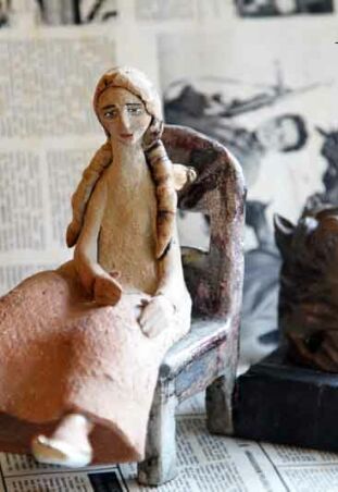 Szamotowy anioł z warkoczami na krześle