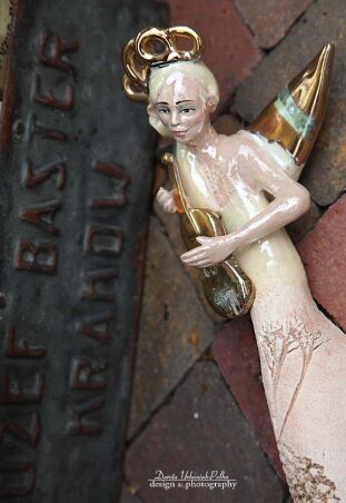 ANIOŁ TURMALINOWY ZE ZŁOTYMI SKRZYPCAMI