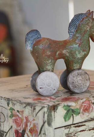 KONIK ZIELONY NA KÓŁKACH