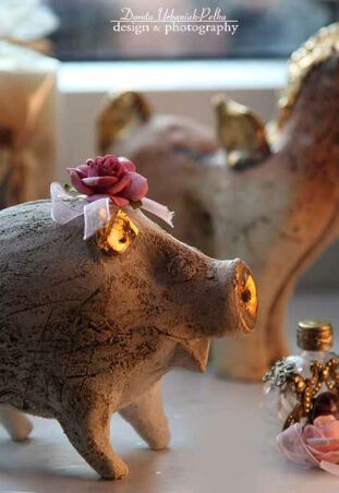 ŚWINKA MAŁA Z RÓŻĄ