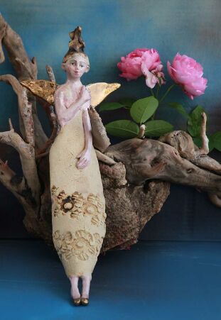 ANIOŁ  TURMALINOWY ZE ZŁOTYMI SKRZYDŁAMI