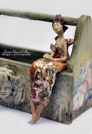 MONOCHROMATYCZNY ANIOŁ ZE ZŁOTYMI  PTASZKAMI