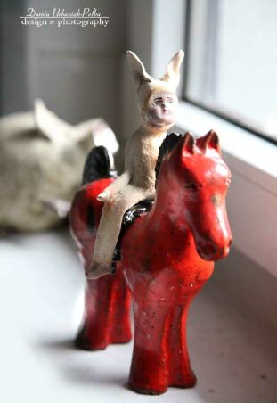 KONIK KARMINOWY Z  ZAJĄCEM