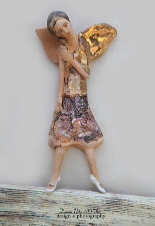 ANIOŁ BOSONOGI  ZE ZŁOTYM SKRZYDŁEM