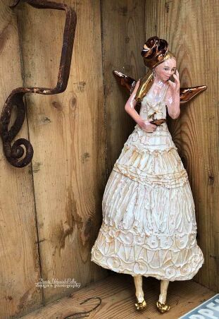 ANIOŁ  IRYZOWANY Z  MAŁĄ CZARNĄ